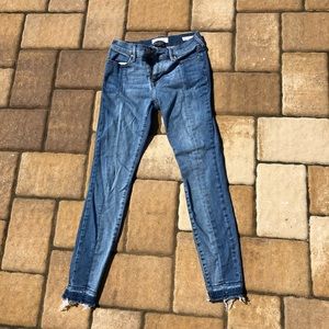 Light wash skinny jeans🤩